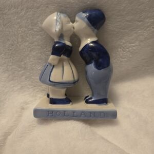 NWOT Vintage Holland Delft Blue Porcelain Dutch Boy & Girl Kissing Figurine